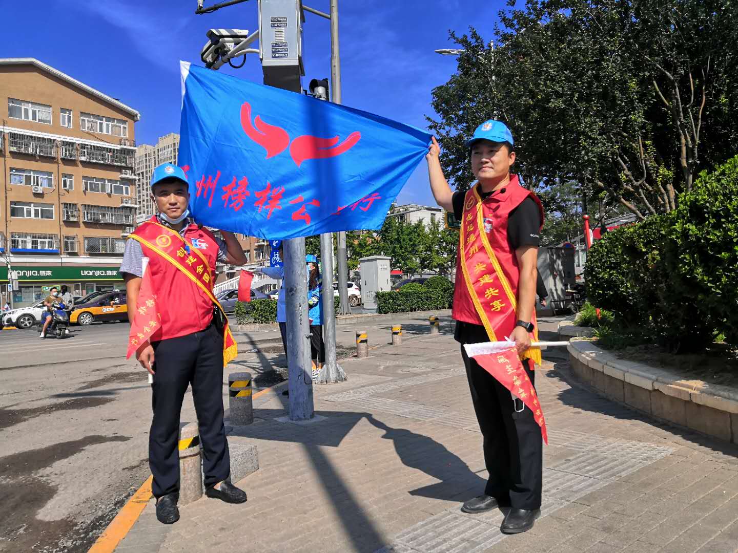 <strong>男人的鸡插入女人的胸和阴道里图片</strong>